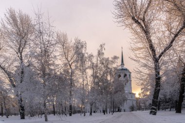 Irkutsk 'taki kiliseye giden karla kaplı yol.