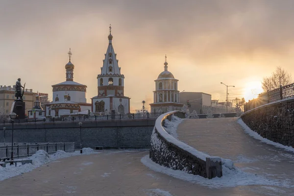 Χειμερινή Ανατολή Στο Ιρκούτσκ Στο Ανάχωμα Ανγκάρα — Φωτογραφία Αρχείου