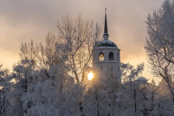 Sol Brilla Desde Detrás Torre Iglesia Del Salvador Irkutsk —  Fotos de Stock