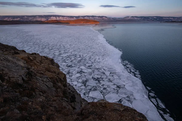 Fronteira Gelo Congelado Água Lago Baikal — Fotografia de Stock