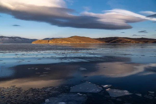 贝加尔湖中的浮冰 — 图库照片