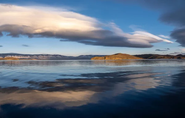 Reflektion Himlen Vattnet Sjön Baikal — Stockfoto