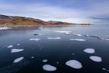Baykal Gölü 'nün buz yüzeyinde metan kabarcıkları