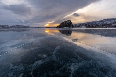 Gün batımında Maly Toinak Adası manzarası