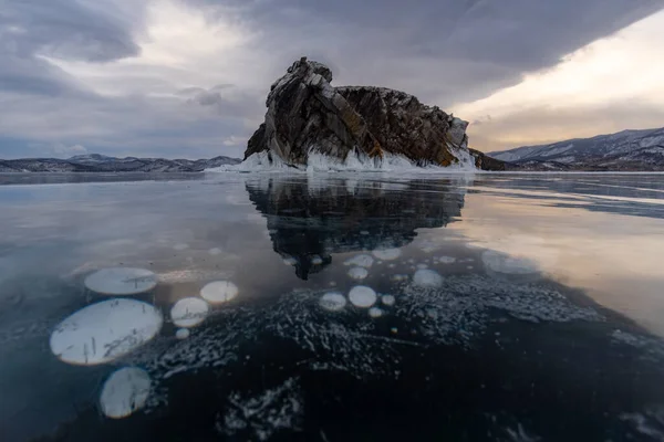 Άποψη Του Νησιού Big Toinak Στο Mukhor Bay Στη Λίμνη — Φωτογραφία Αρχείου