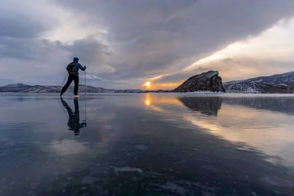 Skridskoåkning Isen Sjön Baikal — Stockfoto