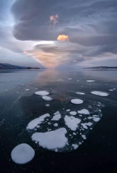 Όμορφο Χειμερινό Ηλιοβασίλεμα Στη Λίμνη Baikal — Φωτογραφία Αρχείου