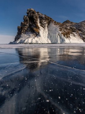 Baykal Gölü 'nün buz yüzeyindeki kayaların yansıması.