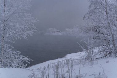 Irkutsk şehrindeki Angara Nehri kıyısında soğuk kış günü