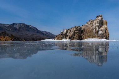 Baklaniy Adası 'nın Baykal Gölü' ndeki buza yansıması.