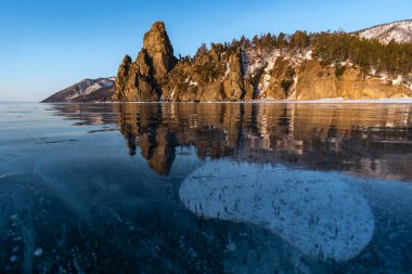 Peschanaya Körfezi Baykal Gölü 'nde kış sabahı