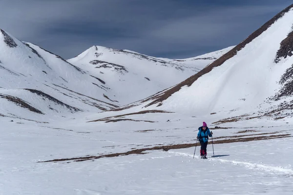 Turista Caminha Longo Uma Trilha Coberta Neve Entre Montanhas — Fotografia de Stock