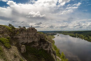 Nehrin kıyısındaki uçurumun tepesinde duran bir adam