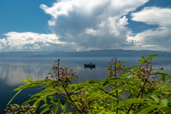 Τουριστικό Πλοίο Πλέει Στη Λίμνη Baikal — Φωτογραφία Αρχείου