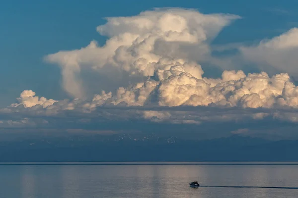 Boat Sails Lake Baikal Cumulus Clouds — Foto Stock