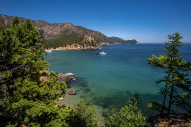 Baykal Gölü 'ndeki Babuşka Körfezi' ne bir turizm gemisi geliyor.