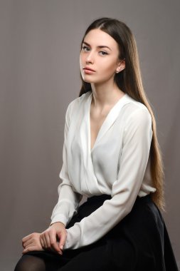 Beyaz bluz ve siyah etek portre güzel kız