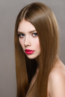 Kırmızı dudaklı ve uzun saçlı güzel kız portresi