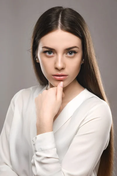 Retrato menina bonita em blusa branca e saia preta — Fotografia de Stock