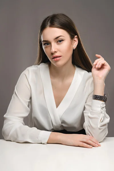 Портрет красивая девушка в белой блузке и черной юбке — стоковое фото
