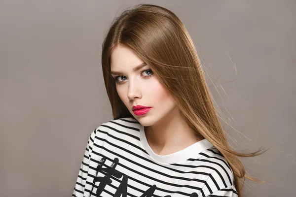 Портрет красивой девушки с красными губами и длинными волосами — стоковое фото