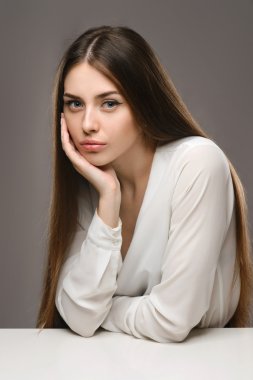 Beyaz bluz ve siyah etek portre güzel kız