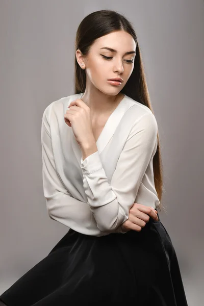 흰색 블라우스와 검은 치마에 초상화 아름다운 소녀 — 스톡 사진