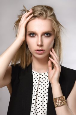 Güzel sarışın ellerini yüzüne yakın tutar