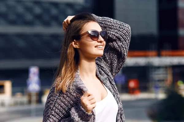 Schönes Mädchen in Strickjacke, Hemd und Sonnenbrille draußen — Stockfoto