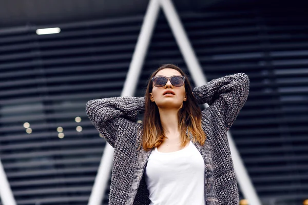 Schönes Mädchen in Strickjacke, Hemd und Sonnenbrille draußen — Stockfoto