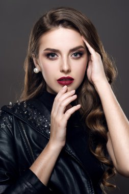 Çekici genç güzel rock tarzı kız aksesuarlar koyu gri arka plan üzerinde siyah deri ceketli