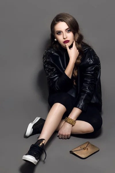 Elbűvölő fiatal gyönyörű rock stílusra lány a fekete bőr kabát, kiegészítők, sötét szürke háttér — Stock Fotó