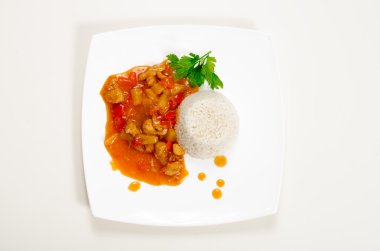 Ananas ve pirinç beyaz tabakta ile tatlı ve ekşi soslu tavuk