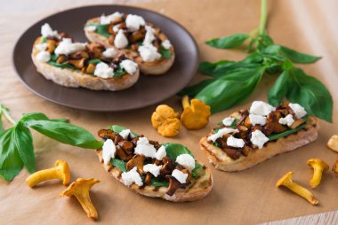 Bruschetta Cantharellus cibarius mantar, ricotta ve fesleğen