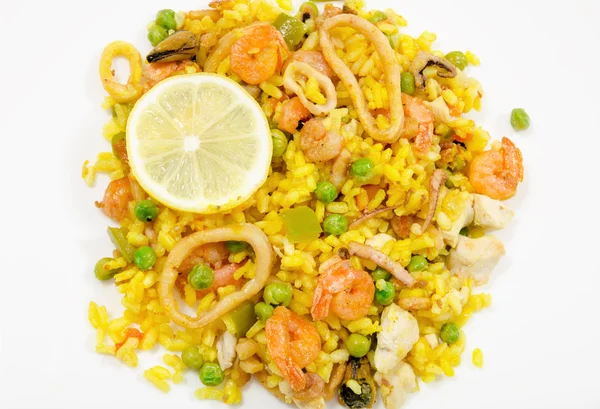 Paella con pollo y mariscos, fondo blanco — Foto de Stock