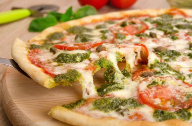 Pizza Pesto peynir germe ile pizza bir dilim domates ve kapari,