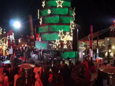 Amman, Ürdün. 30 Kasım 2025. Yerel bir grup Noel kutlaması için Noel pazarında müzik çalıyor..