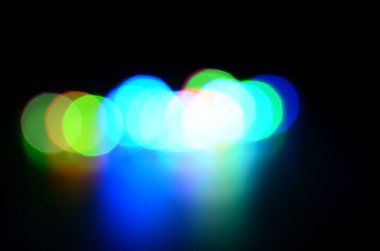 Siyah bir arka planda izole edilmiş güzel renkli bir ışık efekti..