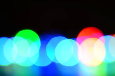 Siyah bir arka planda izole edilmiş güzel renkli bir ışık efekti..