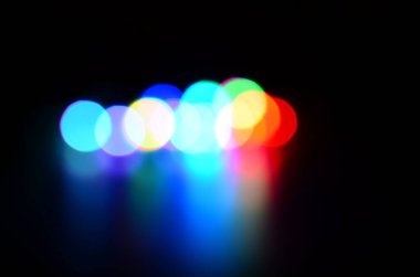 Siyah bir arka planda izole edilmiş güzel renkli bir ışık efekti..