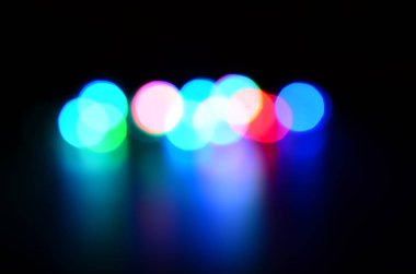 Siyah bir arka planda izole edilmiş güzel renkli bir ışık efekti..