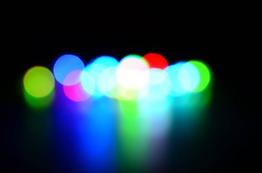 Siyah bir arka planda izole edilmiş güzel renkli bir ışık efekti..