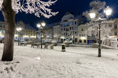 Aydınlanmış Binalar, Bielsko Biala, Polonya, Şehir Arkaplanı veya Seyahat Duvar Kağıdı ile Gece Karlı Şehir Meydanı 