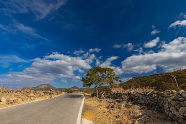 Dağlarla, doğayla ve seyahatlerle dolu güzel bir manzara.