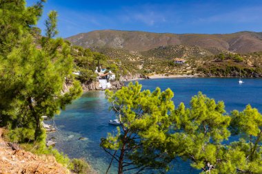 Cliffside Chapel ve Azure Waters, Lesvos Adası, arkaplan veya duvar kağıdı ile gözlerden uzak Yunan Sahili