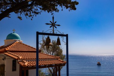 Yunan adası Lesvos 'ta Denize Bakan Çanları olan Sahil Rum Ortodoks Şapeli