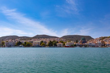 Yunan Lesbos adasının başkenti Mytilene şehri Ege kıyısı, arka plan veya duvar kağıdı manzarasına sahiptir.