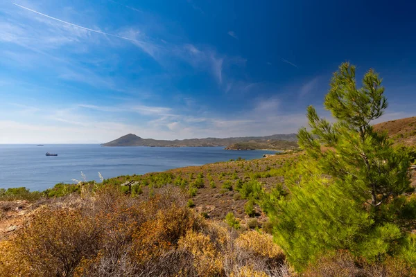 Geniş Mavi Deniz ve Engebeli Sahil Temiz Gök Altında, Yunan volkanik adası Lezbiyenleri, arkaplan veya proje duvar kağıdı