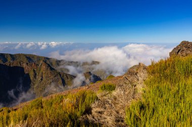 Görkemli dağ manzarası güneş ışığıyla yıkanmış, Pico do Arieiro, Madeira