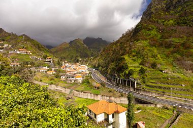 Kırsal Köy ve Lush Green Hills ile Manzaralı Dağ Vadisi, Madeira manzaraları, doğa arka planı veya seyahat duvar kağıdı